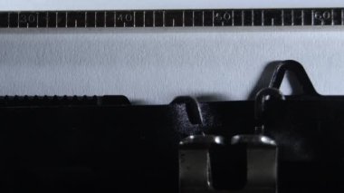 Her zaman eski bir elle daktilo ile yazılıyor