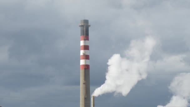 工业烟囱排出工业厂房内的烟柱 — 图库视频影像
