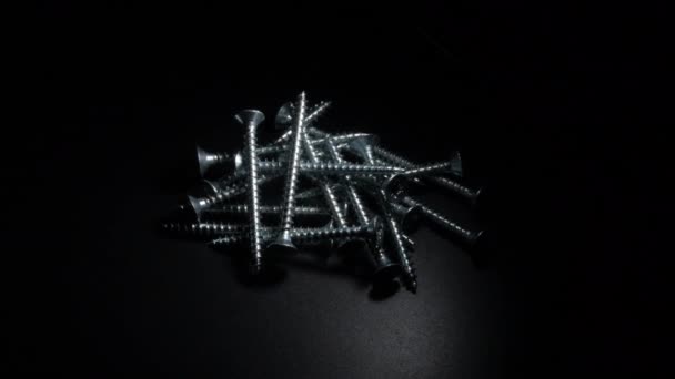 黑色衬底旋转的金属螺丝 — 图库视频影像