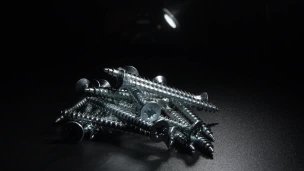 黑色底座上旋转的金属螺丝 — 图库视频影像