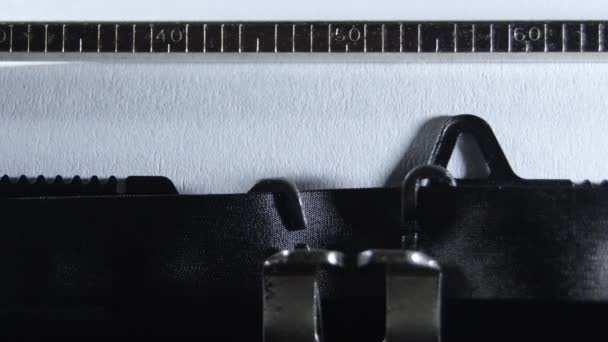 Escribiendo Bienvenido Con Una Vieja Máquina Escribir Manual — Vídeo de stock