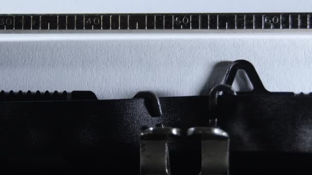 Goals Typen Met Een Oude Manuele Typemachine — Stockvideo