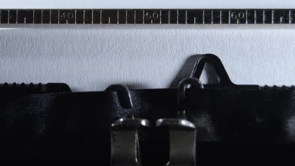 Mengetik Enjoy Life Dengan Mesin Ketik Manual Lama — Stok Video