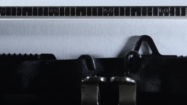 古い手動タイプライターでトップシークレットを入力する — ストック動画