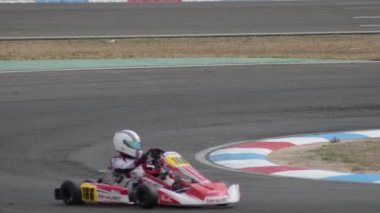 Kartlar bir karting yarışmasında bir pistte koşuyor