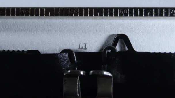 Typing Limited Edition Met Een Oude Manuele Typemachine — Stockvideo