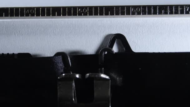 Expressie Onze Verhaal Met Een Oude Handmatige Typemachine Typen — Stockvideo