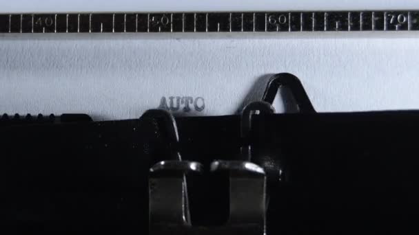 Het Woord Autobiografie Typen Met Een Oude Manuele Typemachine — Stockvideo