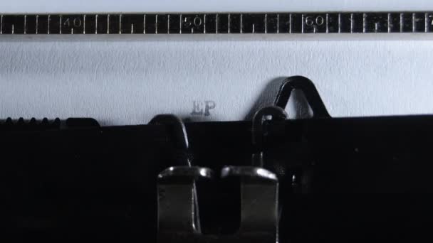 Typ Uitdrukking Episode Met Een Oude Manuele Typemachine — Stockvideo