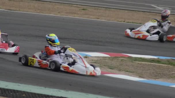 Karts Corriendo Una Curva Circuito — Vídeos de Stock