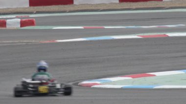 Kartlar karting pisti yarışında virajda koşar.