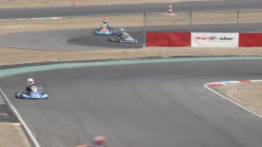 Bir karting yarışında çalışan arabalı kıvrımlar