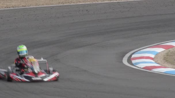 Karts Corriendo Una Curva Circuito Karting — Vídeo de stock