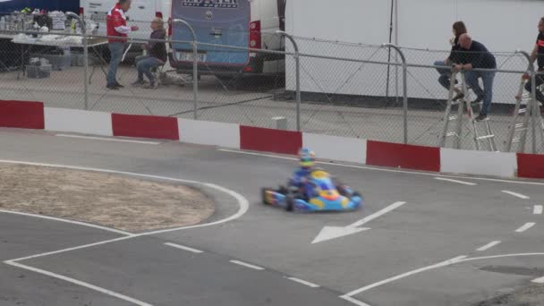 Voitures Karting Sortant Pit Lane Dans Une Course Karting — Video