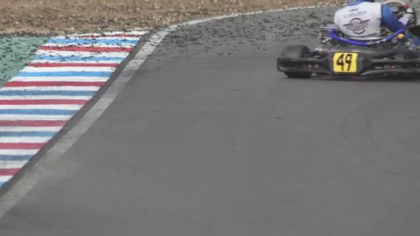 Karts Pasando Una Curva Circuito Una Carrera Karting — Vídeo de stock