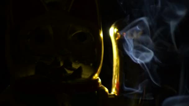Maneki Neko Kínai Szerencsés Macska Füst Fekete Háttér — Stock videók