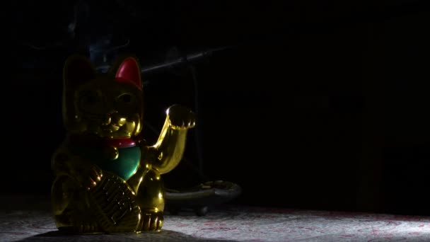 Gato Sortudo Chinês Maneki Neko Com Fundo Preto Fumaça — Vídeo de Stock