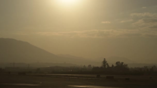 Самолет Прибывает Взлетно Посадочную Полосу Аэропорта Закате — стоковое видео