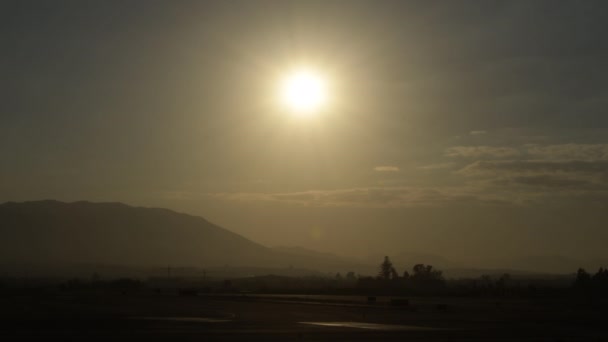 Velké Letadlo Přijíždí Letištní Dráhu Při Západu Slunce — Stock video