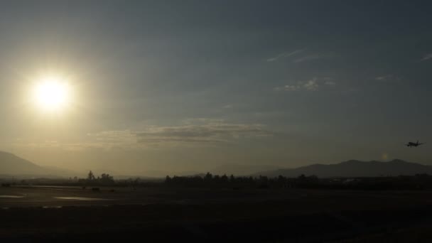 Літак Заході Сонця Прибуває Злітно Посадкової Смуги Аеропорту — стокове відео