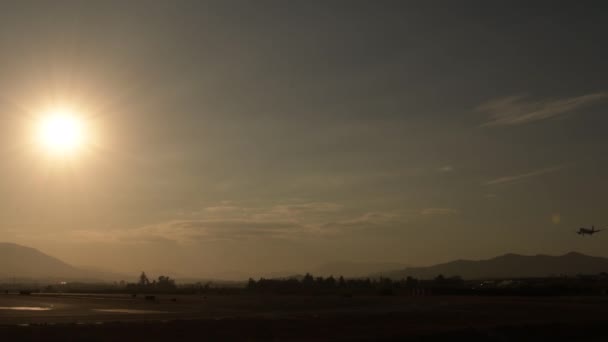 Avião Aterrissando Aeroporto Pôr Sol — Vídeo de Stock