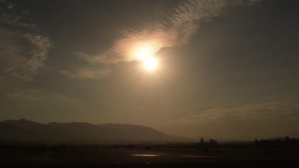 日落时分到达的飞机 — 图库视频影像