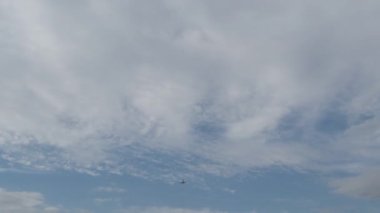 Bulutlu bir günde uçak kalkıyor.