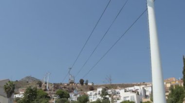 Güneşli bir günde, Benalmadena, Malaga, İspanya 'dan teleferik hattı