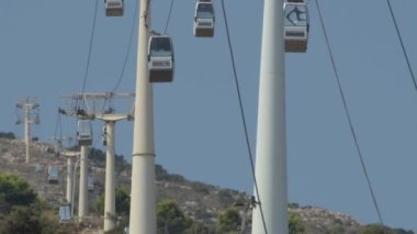 Güneşli bir günde Benalmadena, İspanya 'dan teleferik hattı.