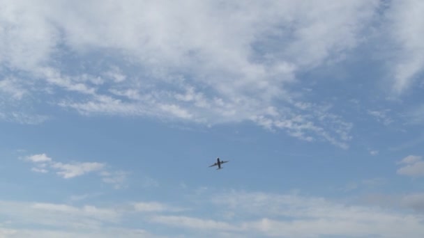 Avião Passageiros Descolando Passando Acima — Vídeo de Stock