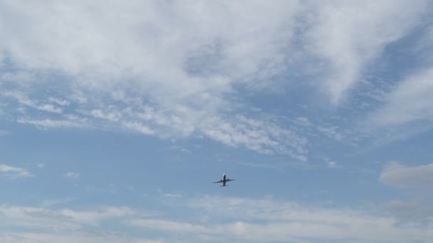 Επιβάτες Αεροπλάνο Απογειώνεται Μια Συννεφιασμένη Ημέρα — Αρχείο Βίντεο