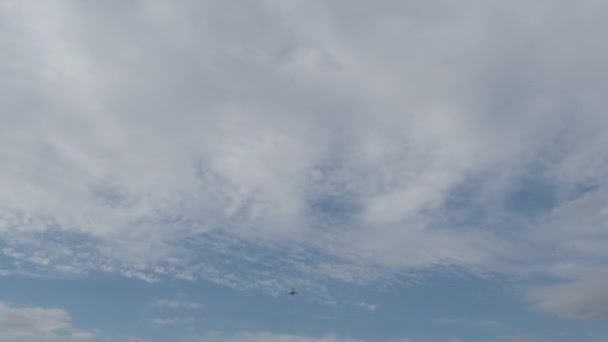Bulutlu Bir Günde Uçak Kalkıyor — Stok video