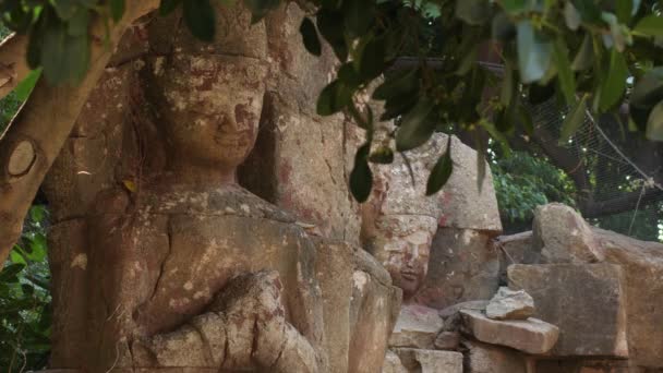Θρησκευτικές Φιγούρες Προσεύχονται Αρχαίο Ναό Ασιατικό Μνημείο — Αρχείο Βίντεο