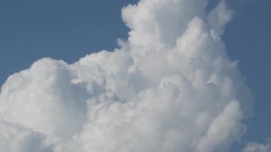 Mavi gökyüzünde hareket eden hızlandırılmış bulutlar