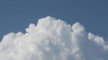 Bulutlar zaman içinde kaybolur Mavi gökyüzünde avantaj sağlar
