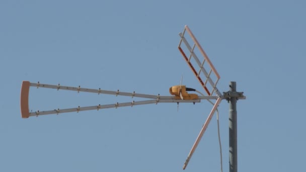 Alte Antenne Zum Empfang Von Fernsehsignalen — Stockvideo