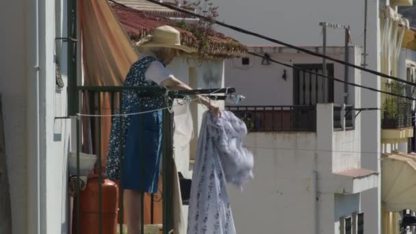 Oudere Vrouw Opknoping Vers Gewassen Vodden Drogen Een Balkon — Stockvideo