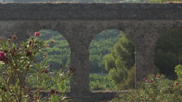 西班牙阿尔穆埃卡尔一座古罗马渡槽中的拱门 — 图库视频影像
