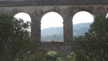Günbatımında Almuecar, Granada, İspanya 'da antik bir Roma su kemerinde kavisler.