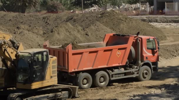 Macchina Escavatore Che Lavora Con Camion Industriale — Video Stock