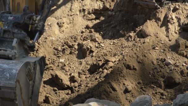 挖掘机在地上挖掘 — 图库视频影像