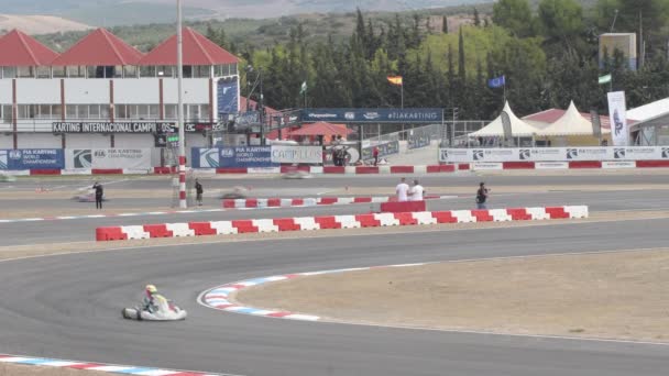 Karts Auto Draaien Een Curve Karting Circuit Race — Stockvideo