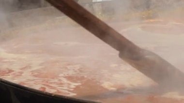 Büyük bir paella pilavı taşıyorum.