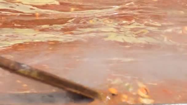 Eine Rauchende Reis Paella Einer Großen Paella Pfanne Bewegen — Stockvideo