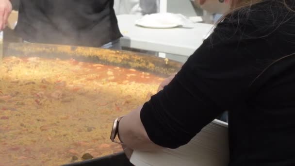 Menschen Reparieren Spanische Reis Paella — Stockvideo