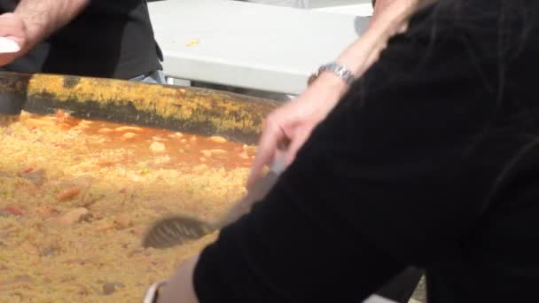 Orang Orang Yang Mereparasi Paella Beras Spanyol Dalam Makanan Populer — Stok Video