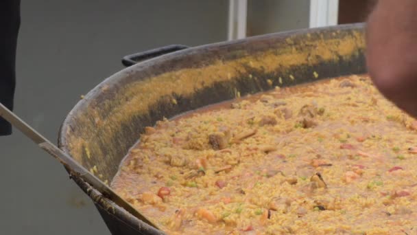 Подача Іспанського Рисового Паелья Популярній Їжі — стокове відео