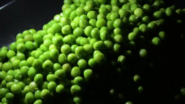 Siyah tepside taze bezelye dağı