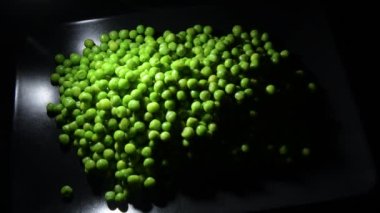 Siyah tepside taze bezelyelerden oluşan bir dağ.