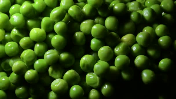 トレイに新鮮な緑のエンドウ豆の山 — ストック動画
